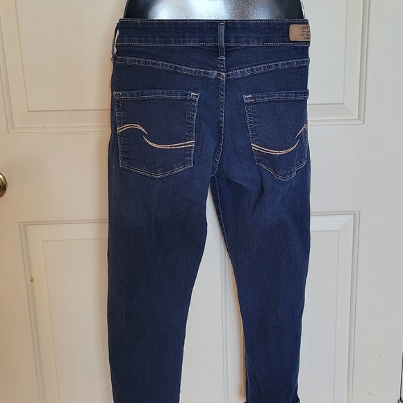 Signature by Levi Strauss & Co. Gold Label Women's Mid-Rise Slim Fit Capris - Picture 12 of 14